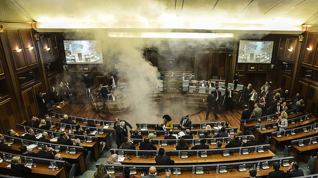 בית המחוקקים בפרישטינה מלא עשן מהתקרית הקודמת בתחילת החודש (צילום: AFP) (צילום: AFP)