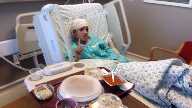 אחמד מנאסרה מטופל בבית החולים הדסה עין כרם ()