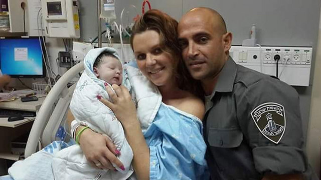 אלון עם אשתו והבת שנולדה. "ההחלטה שלה יותר אמיצה" ()