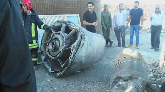 חלק ממטוס שפשוט נפל מהשמיים במהלך טיסה באיראן. תעופה במצב קשה ()