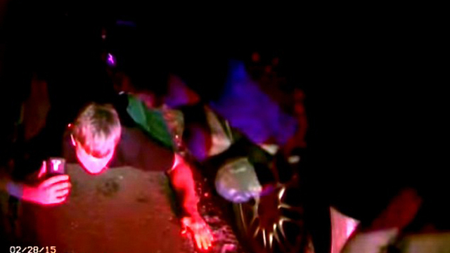 גילפורד שכוב על הקרקע, דקות ספורות לפני שנורה למוות בפברואר האחרון (צילום: מתוך יוטיוב) (צילום: מתוך יוטיוב)
