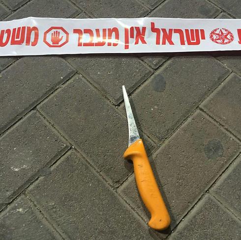 הסכין ששימשה לפיגוע במחסום קלנדיה  (צילום: חטיבת דובר המשטרה) (צילום: חטיבת דובר המשטרה)