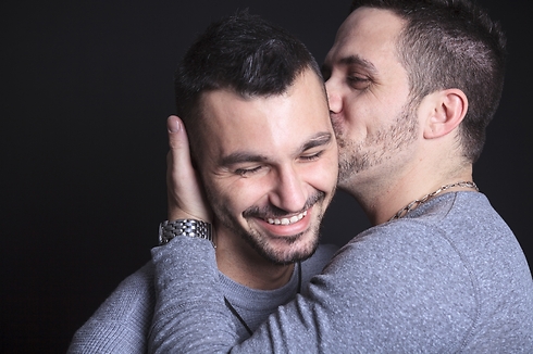 "הוא החזיר לי נשיקה בלחי כמו חברים מהטירונות" (צילום: Shutterstock) (צילום: Shutterstock)