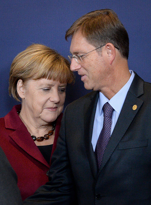 "גרמניה לא יכולה לפעול לבד". מרקל לצד ראש הממשלה הסלובני (צילום: EPA) (צילום: EPA)