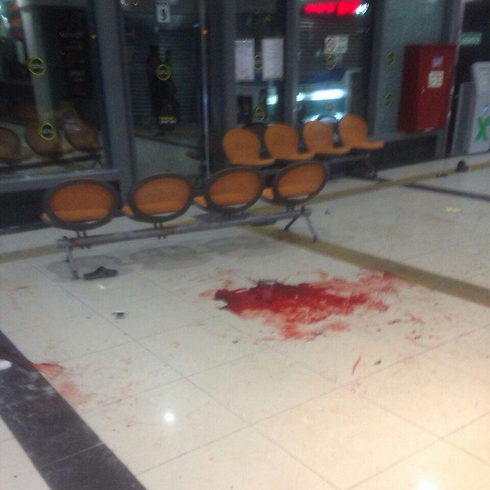 דם על רצפת התחנה (צילום: חטיבת דובר המשטרה) (צילום: חטיבת דובר המשטרה)