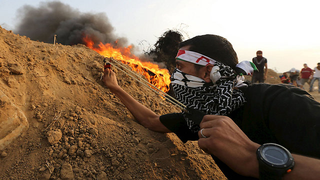 צעיר פלסטיני במהלך עימותים על גבול עזה (צילום: רויטרס) (צילום: רויטרס)