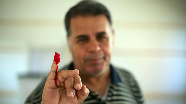 Egyptian man holds up his inked finger (Photo: AP)