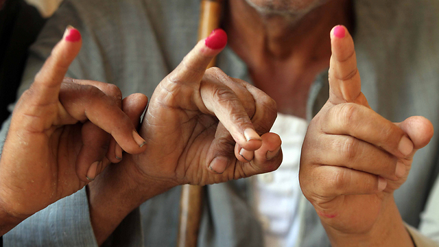 אנשים שחתמו בקלפי באצבע - מצרים שאינם יודעים קרוא וכתוב (צילום: AP) (צילום: AP)