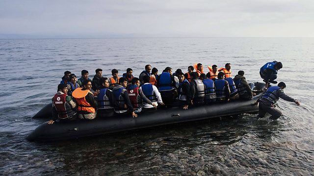 סירת מהגרים באי היווני לסבוס (צילום: AFP) (צילום: AFP)