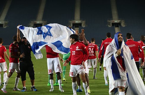 ברדה והחברים חוגגים עם דגל ישראל (צילום: אוהד צויגנברג) (צילום: אוהד צויגנברג)