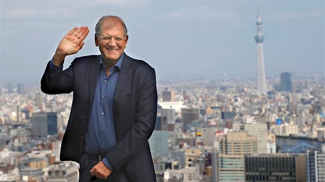 רוברט זמקיס במגדלי התאומים של טוקיו (צילום: AP) (צילום: AP)