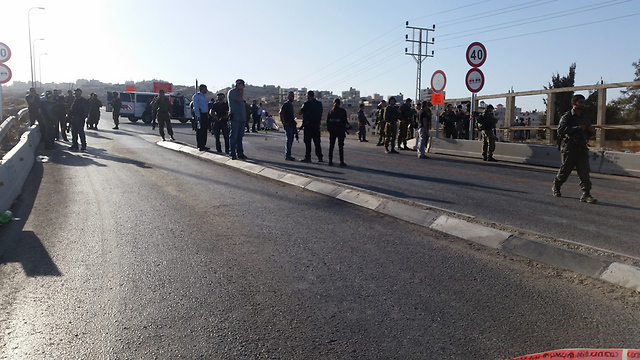 זירת הפיגוע בכיכר אדם (צילום: אלי מנדלבאום) (צילום: אלי מנדלבאום)