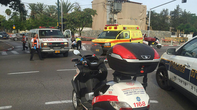 התאונה ברחוב מבצע קדש, תל אביב (צילום: דוברות מד"א) (צילום: דוברות מד