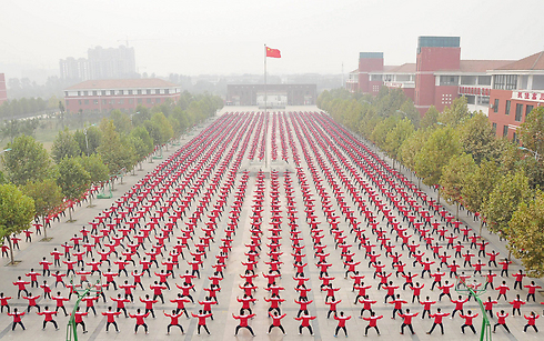 כולם ביחד. תלמדים מנסים לשבור שיא גינס בשיעור טאי-צ'י משותף בסין (צילום: רויטרס) (צילום: רויטרס)