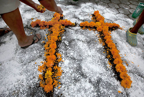 צלבים מפרחים לזכר שני סוקרים שנרצחו על-ידי המון זועם כשבאו לערוך סקר באחלפן, מכסיקו (צילום: AP) (צילום: AP)
