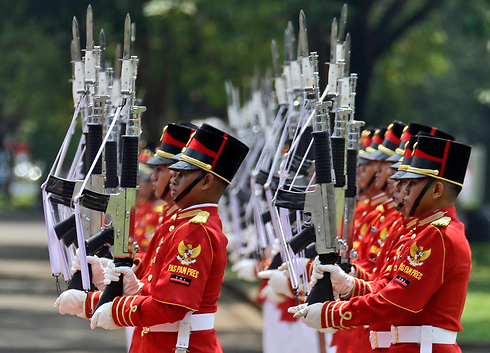 משמר כבוד לכבוד מלכת דנמרק באינדונזיה (צילום: AP) (צילום: AP)
