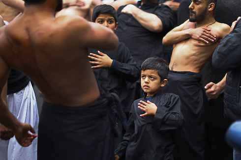 מוסלמים שיעים מכים על החזה ומייסרים את עצמם לציון יום העשורא במנצ'סטר, אנגליה (צילום: gettyimages   ) (צילום: gettyimages   )