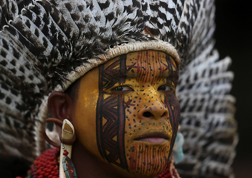 אוהד באולימפיאדת הילידים הראשונה בפלאס, ברזיל. לאולימפיאדה הגיעו ילידים מהפיליפינים ועד מונגוליה (צילום: AP) (צילום: AP)