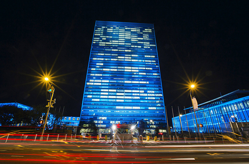 מטה האו"ם בניו יורק מואר בכחול לציון 70 שנה להקמת הארגון (צילום: רויטרס) (צילום: רויטרס)