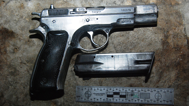 כלי נשק שנמצאו ברשות המחבל (צילום:  חטיבת דובר המשטרה) (צילום:  חטיבת דובר המשטרה)