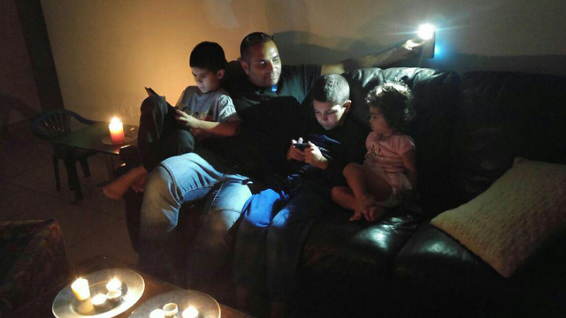 משפחת לנגבורד בנתניה מעבירה את הזמן עם טלפונים ניידים ()