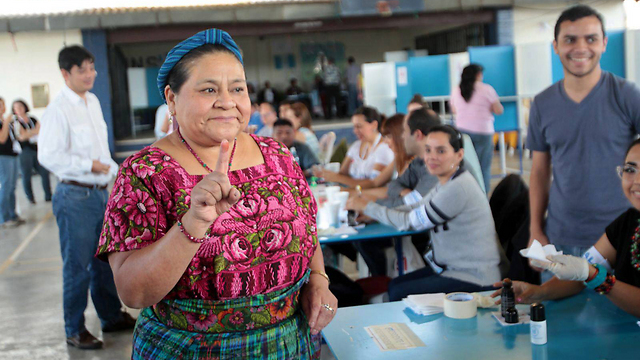 גם היא הצביעה בבחירות לנשיאות גואטמלה. כלת פרס נובל לשלום ריגוברטה מנצ'ו (צילום: EPA) (צילום: EPA)