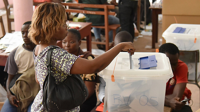אזרחי חוף השנהב הלכו להצביע לראשונה מאז הבחירות שקרעו את המדינה לפני חמש שנים (צילום: AFP) (צילום: AFP)