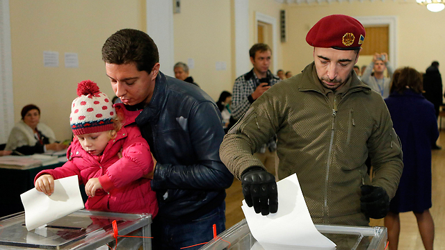 באוקראינה הצביעו לרשויות המקומיות, למעט באזורים במזרח המדינה שנשלטים על ידי המורדים הפרו-רוסים (צילום: AP) (צילום: AP)