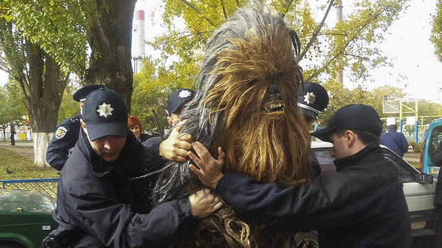 שוטרים בקייב עצרו אדם שהגיע להצביע בתחפושת של צ'ובאקה ממלחמת הכוכבים (צילום: רויטרס) (צילום: רויטרס)