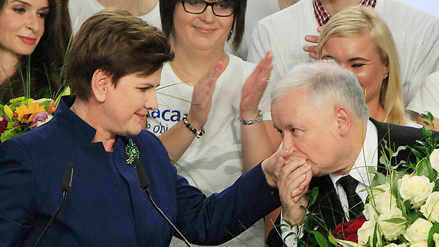 חתום בנשיקה. מנהיג "חוק וצדק" ירוסלב קצ'ינסקי ומועמדת המפלגה לראשות ממשלת פולין ביאטה שידלי (צילום: AP) (צילום: AP)