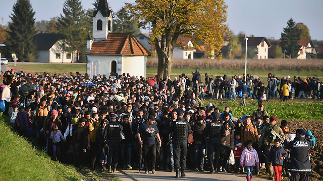 טור מהגרים בדרך למערב אירופה (צילום: Gettyimages) (צילום: Gettyimages)