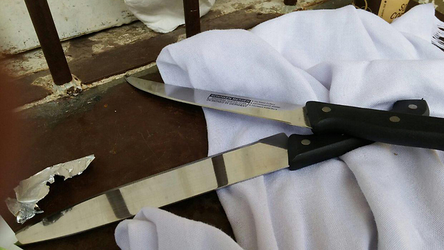 הסכינים שנתפסו בתיק של אחת החשודות במערת המכפלה (צילום: דוברות המשטרה) (צילום: דוברות המשטרה)