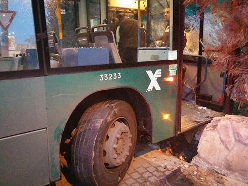 האוטובוס שהחליק בירושלים (צילום: כבאות והצלה ירושלים ) (צילום: כבאות והצלה ירושלים )