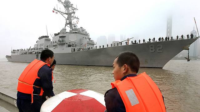 ה-USS לאסן עוברת מעבר גבול סיני ב-2008 (צילום: AP) (צילום: AP)