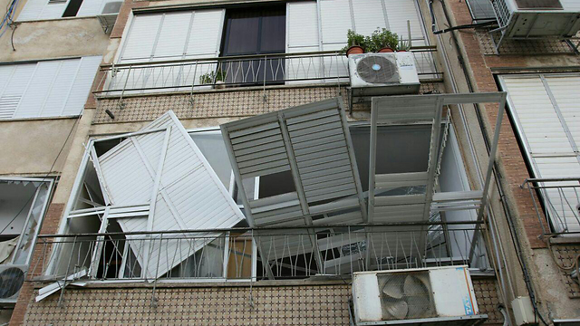 Damage done to Holon building (Photo: Avi Muallem)