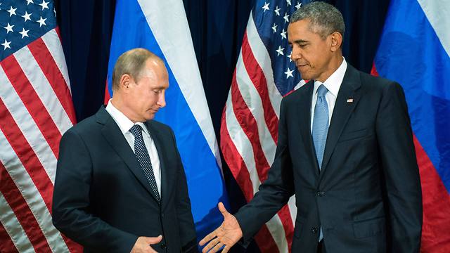 Russian President Vladimir Putin (L) and US President Barack Obama attempt to shake hands at the UN Assembly (Photo: EPA)