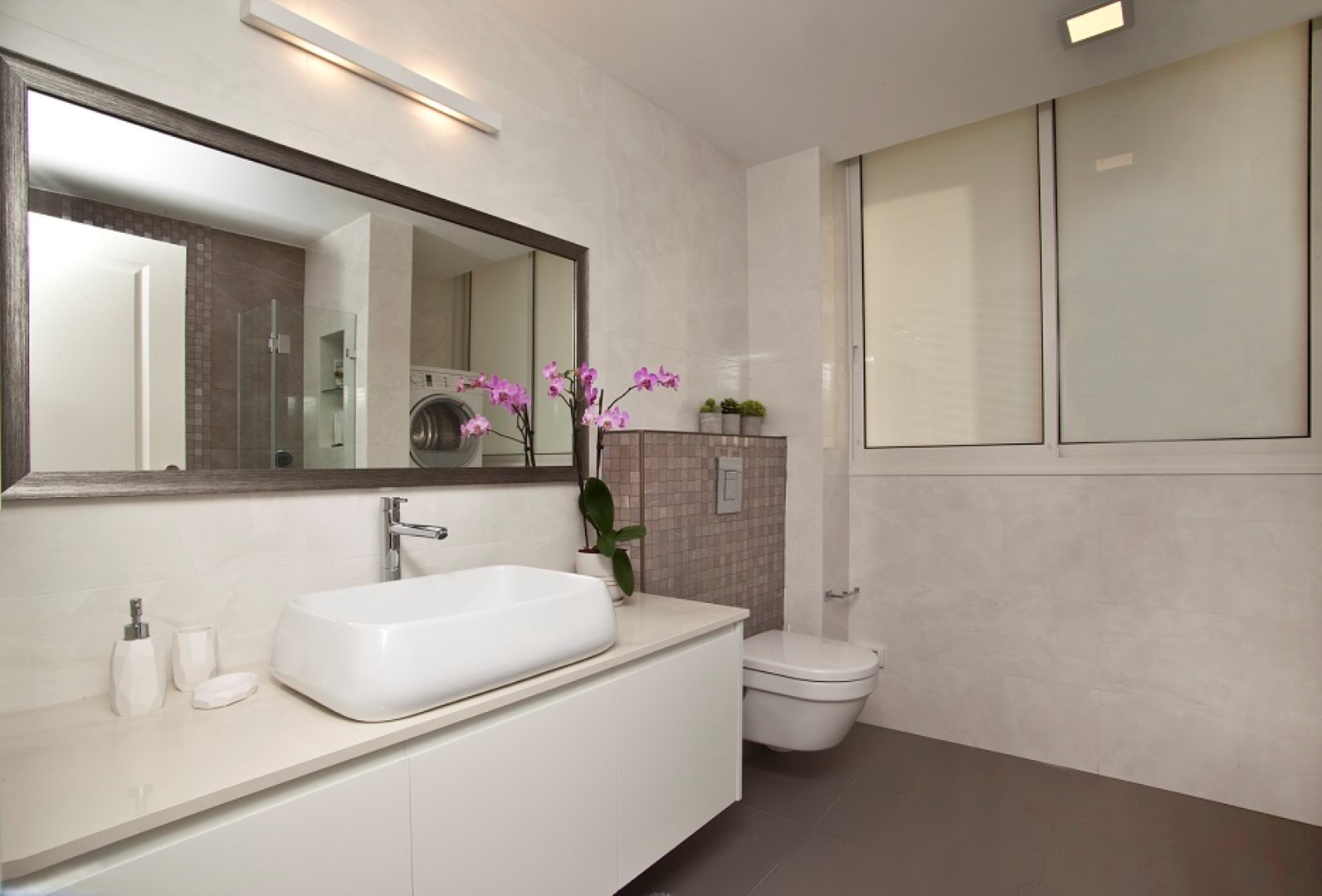 חדר מקלחת הורים. כולל מקום מרווח למכונת כביסה (צילום: רן ארדה) (צילום: רן ארדה)