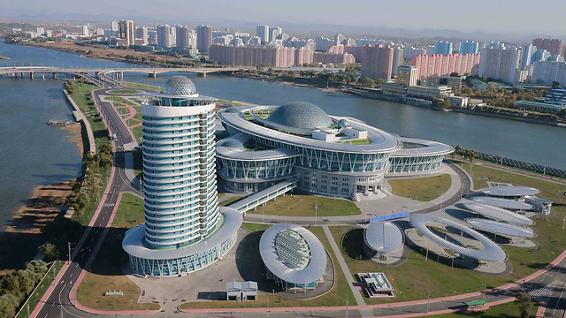 מרכז מחקר בצורת אטום בצפון קוריאה (צילום: רויטרס) (צילום: רויטרס)