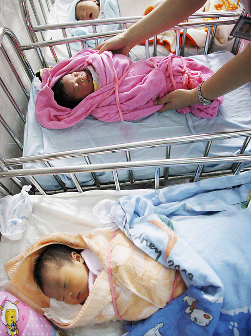 אבא שלי לא רשום. תינוקות בסין נולדים למשפחות שהממשלה לא הכירה בקיומן (צילום: AFP) (צילום: AFP)