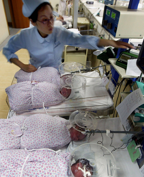 יש מקום לכולם. תינוקות בבית חולים בסין (צילום: AFP) (צילום: AFP)
