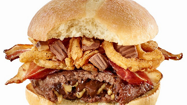 מה זה בשר מעובד לעומת שוקולד וחמאת בוטנים? המבורגר PBC  (צילום: מתוך האתר The Works Gourmet Burger Bistro) (צילום: מתוך האתר The Works Gourmet Burger Bistro)