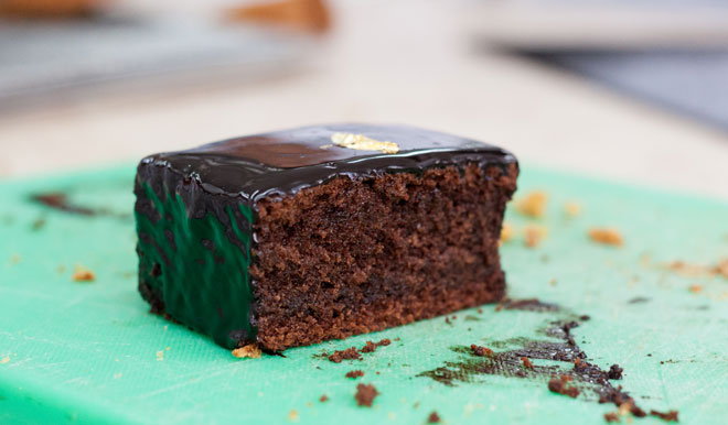 עשירה ומהממת. עוגת שוקולד בחושה (צילום: אולגה טוכשר)