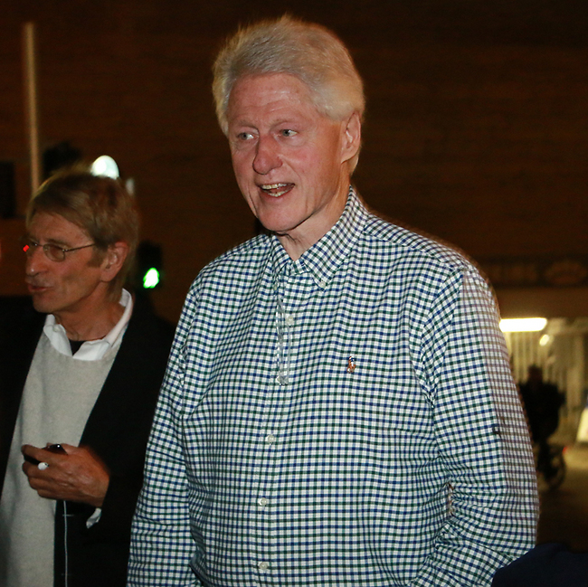 Bill Clinton at the Yassou restaurant in Tel Aviv (Photo: Amir Meiri)