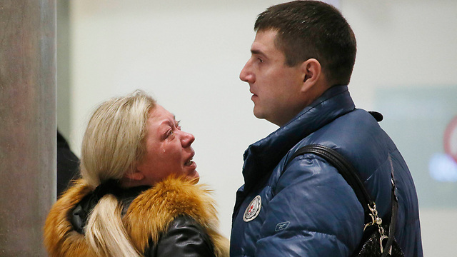 קרובי המשפחה בוכים בנמל התעופה בסנט פטרסבורג  (צילום: AP) (צילום: AP)
