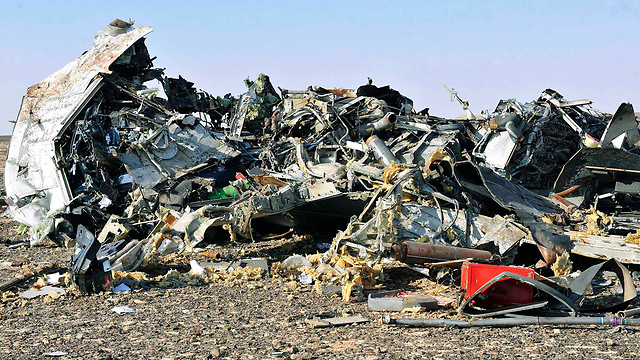 שברים של המטוס הרוסי באתר ההתרסקות בסיני (צילום: EPA) (צילום: EPA)