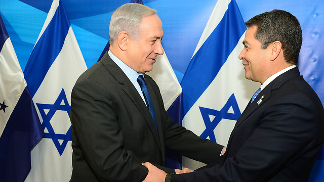 הנשיא הרננדס עם נתניהו במהלך ביקורו בישראל ב-2015 (קובי גדעון/לע"מ) (קובי גדעון/לע