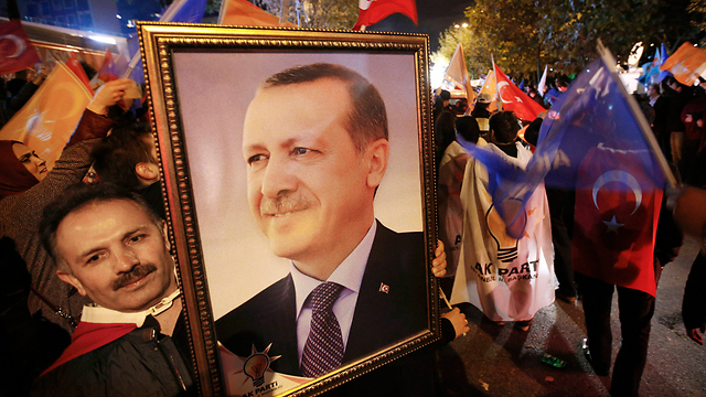 השליט הבלתי מעורער של טורקיה. תומכי ארדואן חוגגים את ניצחון מפלגת השלטון בבחירות (צילום: AP) (צילום: AP)