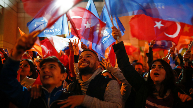 לטורקים יש זיכרונות לא טובים מממשלות קואליציה (צילום: AP) (צילום: AP)
