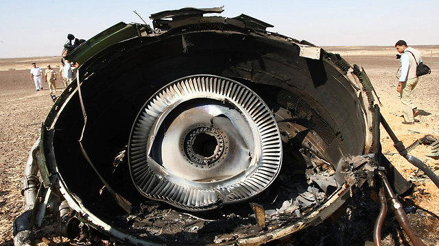 שרידי חומר נפץ נמצאו בשברי המטוס הרוסי בסיני (צילום: AP) (צילום: AP)