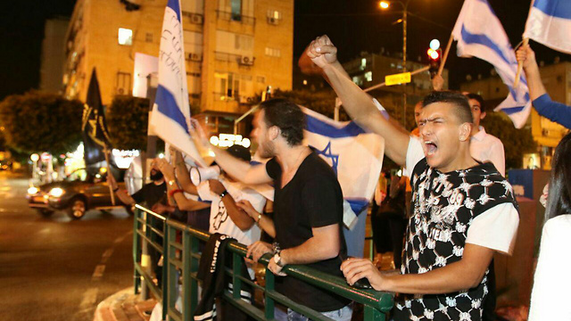 Jews protest at the site of an attack in Rishon Lezion (Photo: Avi Mualem)